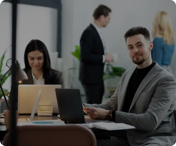 Equipo analizando la situación financiera